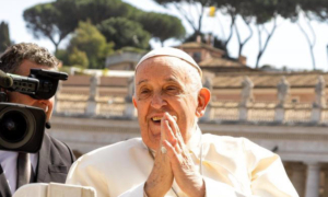 A morte do Papa Francisco gera comoção mundial e marca o fim de uma era de liderança espiritual e humanitária
