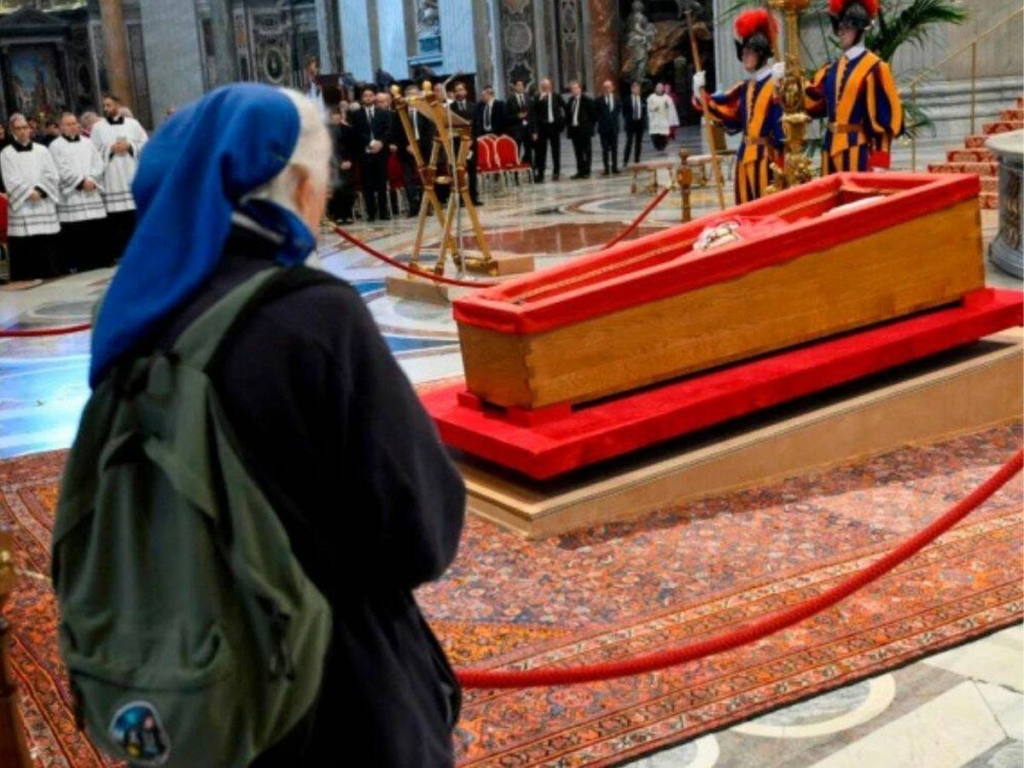 Freira Amiga do Papa Francisco Quebra Protocolo e Emociona o Mundo no Velório