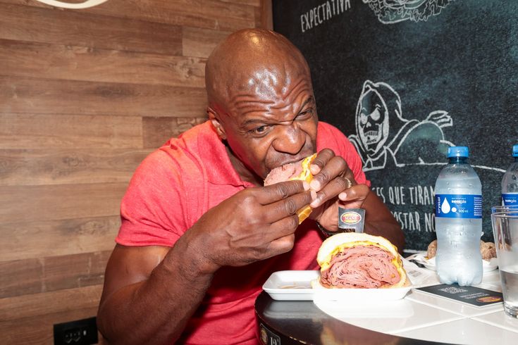 FÃ DO BRASIL: O Ator Americano Terry Crews se Diverte no Mercadão de São Paulo