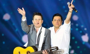 No último sábado, 10 de maio de 2025, durante o show da dupla sertaneja Bruno & Marrone em Goiânia, Marrone sofreu uma queda inesperada no palco, gerando grande repercussão entre o público presente.