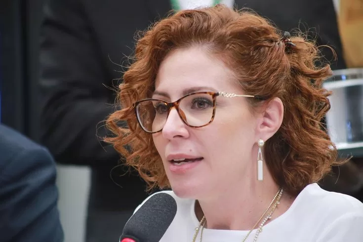 FORAGIDA: Moraes Decreta Prisão de Carla Zambelli e Inclusão na Interpol