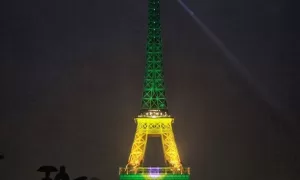 HOMENAGEM: Torre Eiffel foi Iluminada com as Cores da Bandeira do Brasil