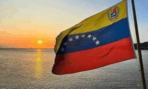 TENSÃO: Operação Naval dos EUA na Venezuela Recua Diante da Aproximação de um Furacão