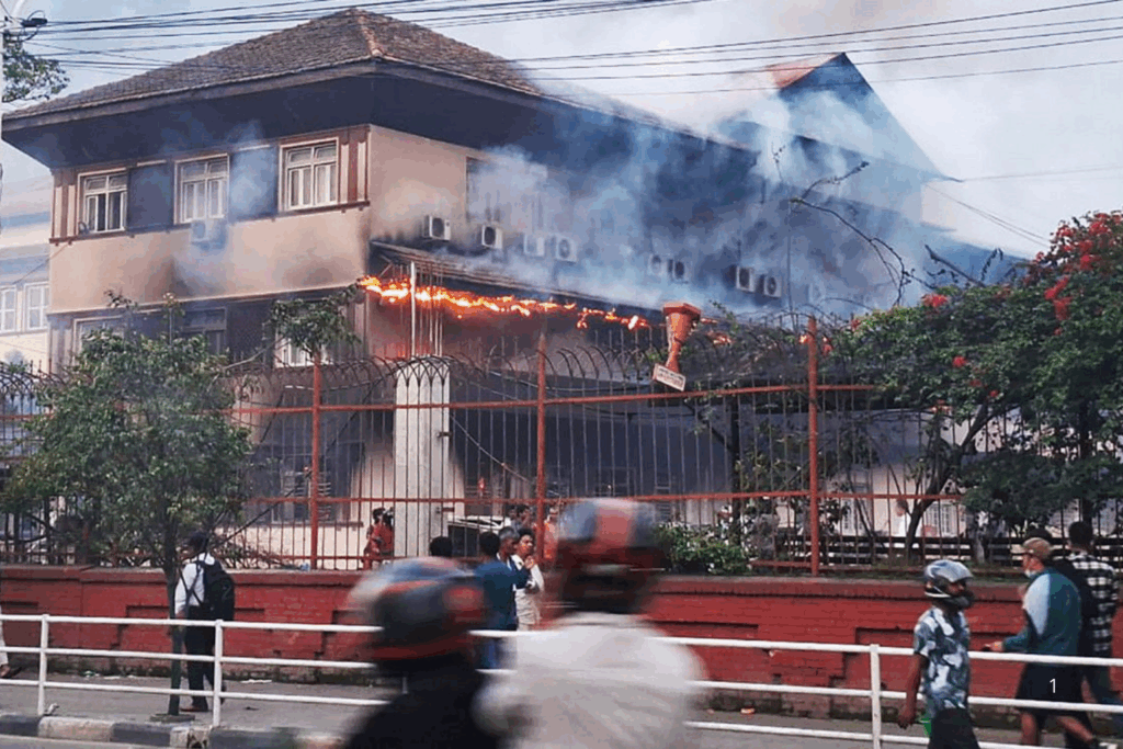 Manifestantes incendiaram uma casa da família durante os protestos em Katmandu, causando a morte de Rajyalaxmi.
