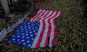 REPERCUSSÃO: The New York Time Destaca que a Bandeira Americana é Novo Ícone da Direita Brasileira