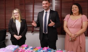 APOIO: Nicolau Júnior Entrega Kits Essenciais para Mulheres Atendidas na DEAM