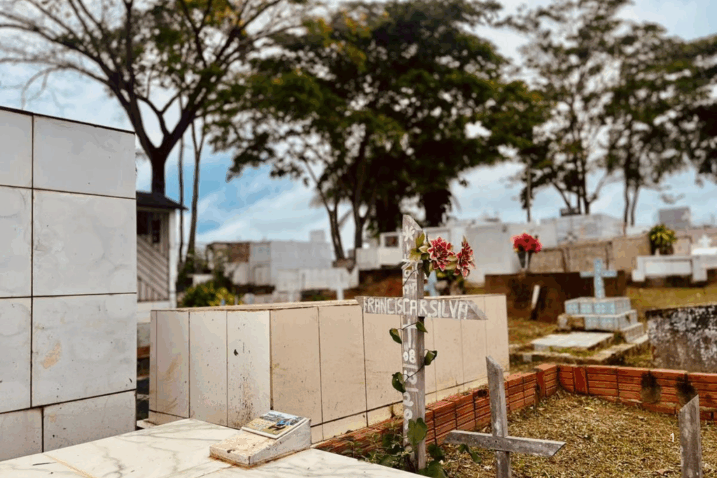 TRADIÇÃO: Famílias Antecipam Limpeza de Túmulos em Rio Branco Antes do Dia de Finados