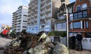 TENSÃO: Agricultores Franceses Protestam com Esterco e Lixo em Frente à Casa de Praia do Macron