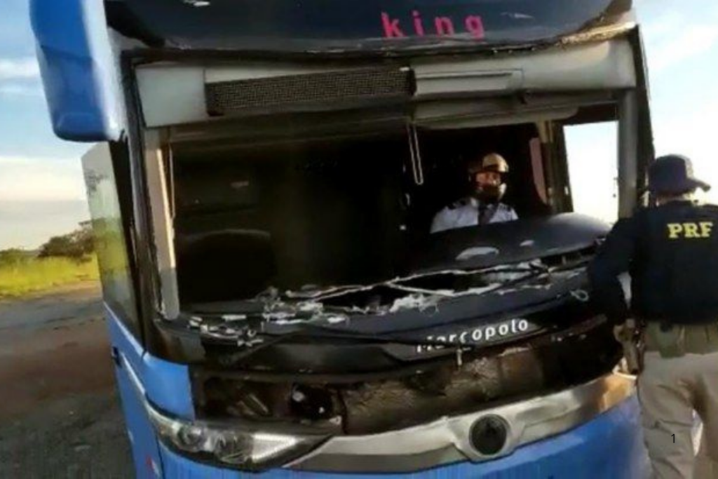IMPRUDÊNCIA: Motorista é Detido pela PRF Dirigindo Ônibus Sucata na BR 158