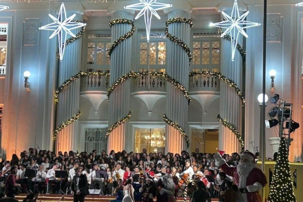 MÁGICO: O Acender das Luzes de Natal Encanta o Público Após Tempestade na Capital Acreana
