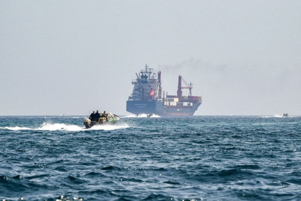 CRISE: Irã Volta a Fechar o Estreito de Ormuz, Decisão Ocorre após Manutenção de Bloqueio Naval Americano