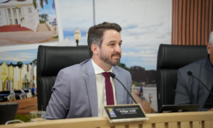 Lei aprovada em Rio Branco obriga instalação de desfibriladores em locais públicos e eventos com grande público. Medida prevê multas e treinamento.