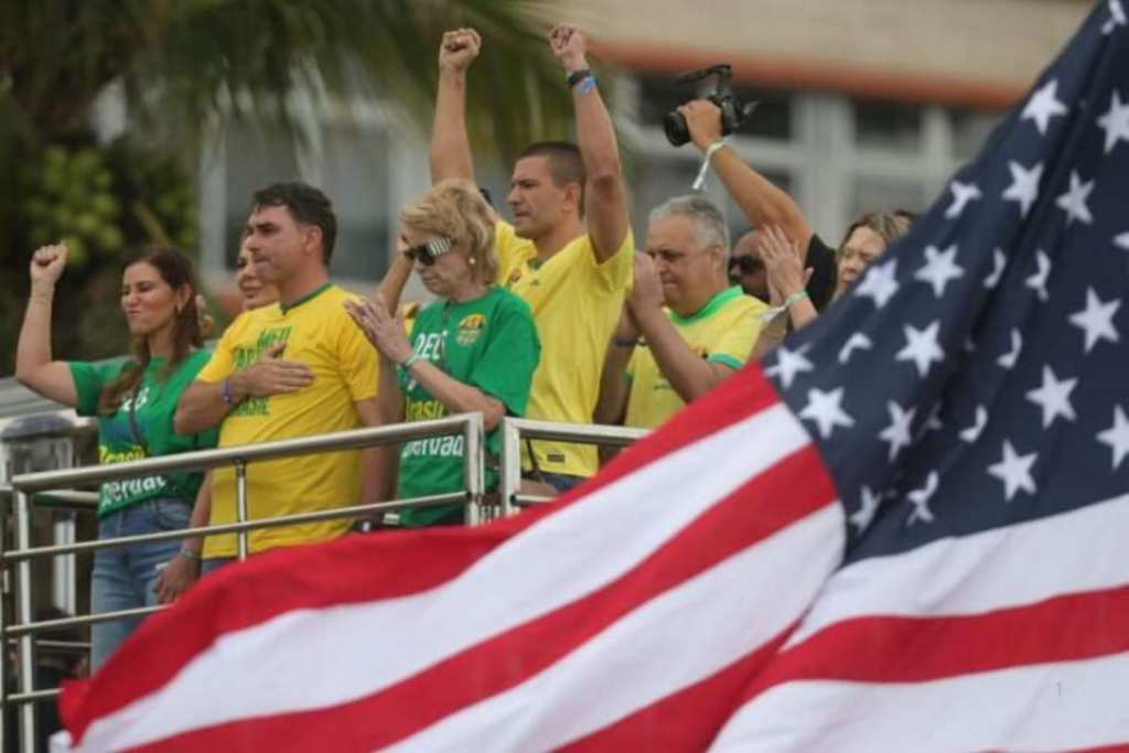 PALANQUE: Flávio Bolsonaro Lança Campanha à Presidência em Copacabana com Ausência de Importantes Lideranças