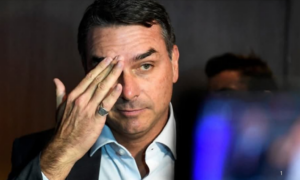 OFENSIVA: Flávio Bolsonaro Interrompe Campanha para Tentar Frear PEC que Acaba com Escala 6×1