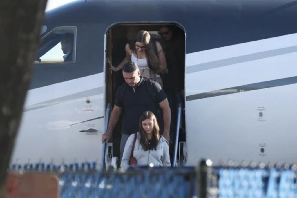 FUGA: Flávio Bolsonaro Chega a Miami após Deixar o Brasil em Meio a Investigações e a Uma Ordem Judicial para Entrega de Passaportes
