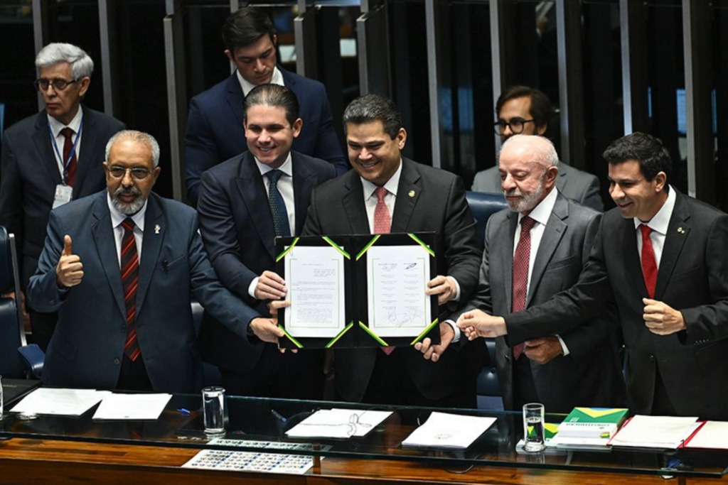 OFICIAL: Congresso Promulga Fim da Escala 6x1 e Aprova Aposentadoria Especial para Agentes de Saúde